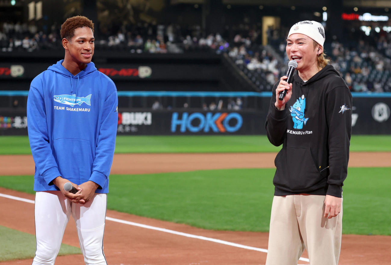 ファンフェスティバルでカラオケを披露し会話する日本ハム万波（左）とEXILE・SHOKICHI（撮影・佐藤翔太）
