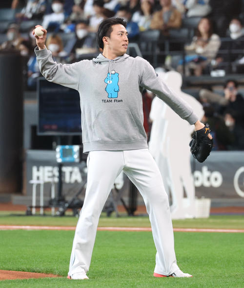 ファンフェスティバルのリアル野球盤で投球する日本ハム田中正（撮影・佐藤翔太）