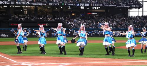 「ジンギスカンダンス」を踊る左から田中瑛、長谷川、清宮、北山、北浦、山本拓(撮影・黒川智章)