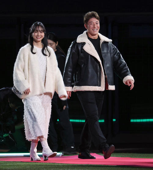ファンフェスティバルのファッションショーに参加する日本ハム吉田(撮影・佐藤翔太)