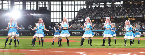 ファンフェスティバルで「ジンギスカンダンス」を披露する日本ハム清宮(左から3人目)ら選手たち(撮影・佐藤翔太)