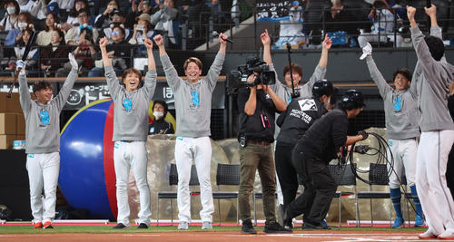 ファンフェスティバルのリアル野球盤で田中正の先制打に歓喜する「チームえふたん」（撮影・佐藤翔太）