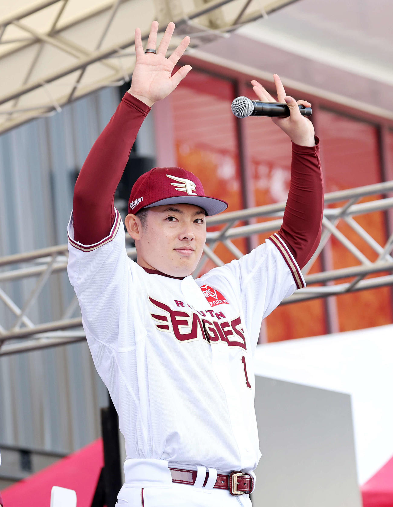 スペシャルトークショーを終えファンに手を振り引き揚げる楽天松井裕（撮影・鈴木正人）