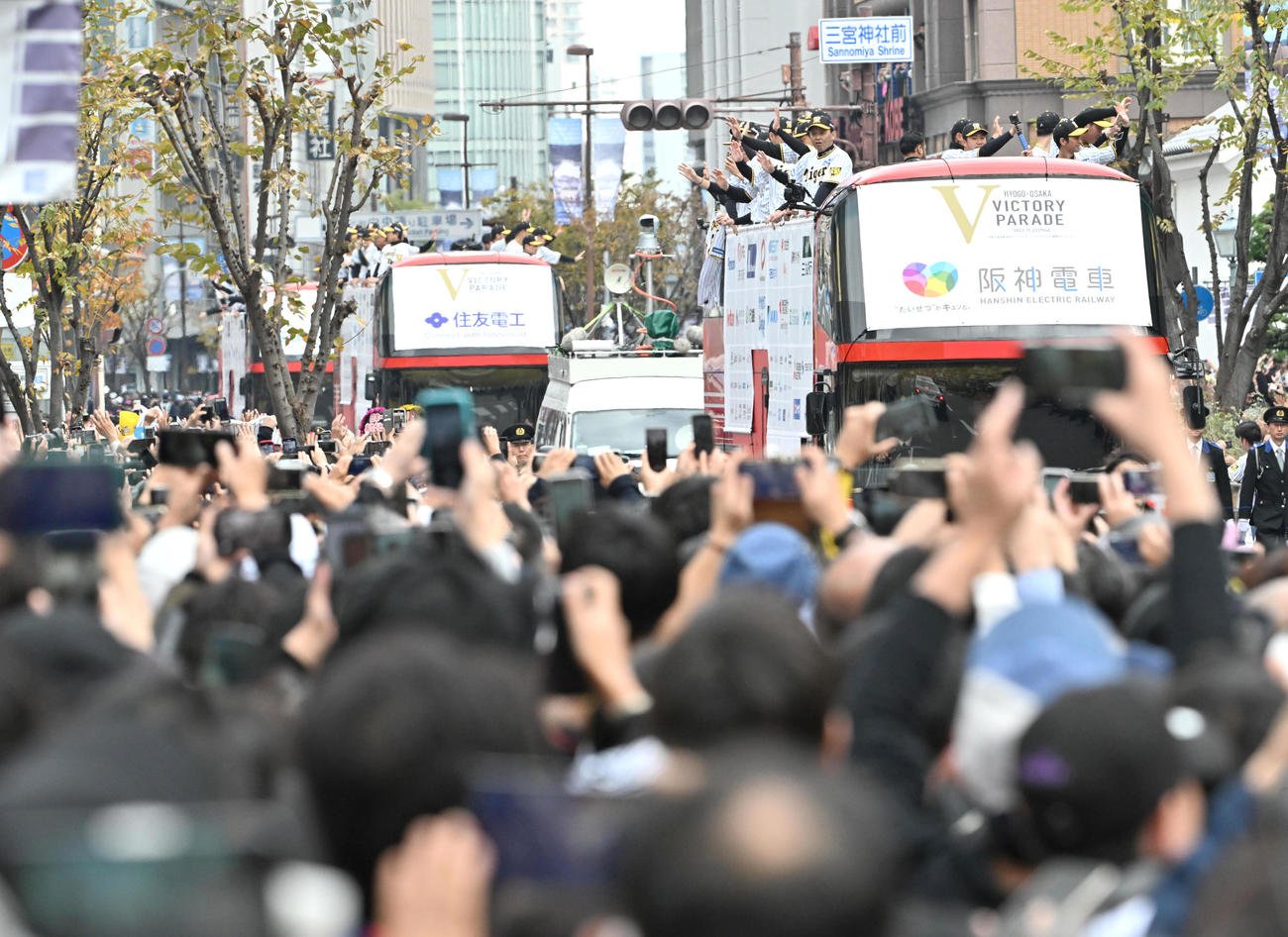 パレードで多くのファンに手を振る阪神ナイン（撮影・石井愛子）