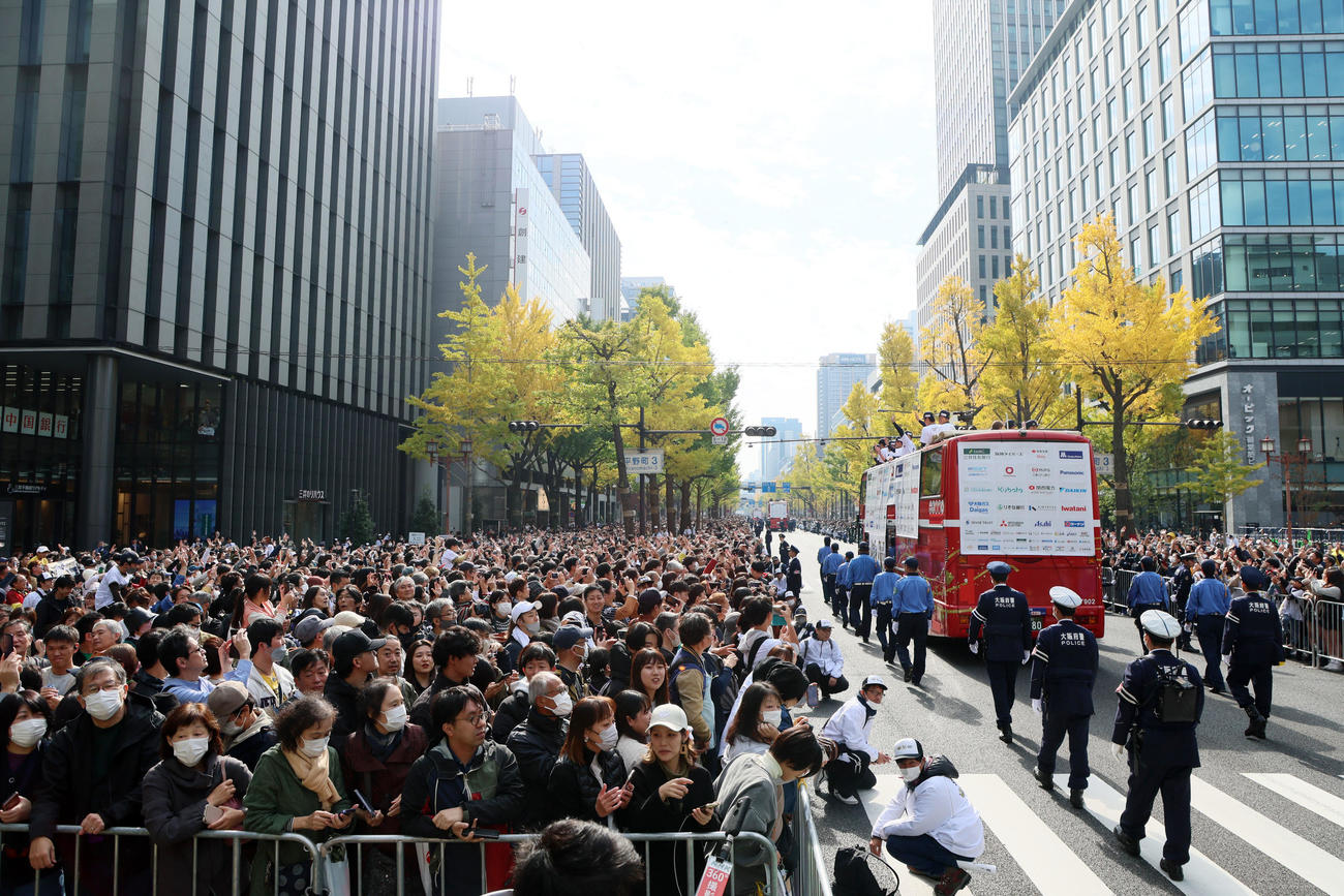 多くのファンが見守る中、バスに乗って御堂筋パレードを行ったオリックスナイン（撮影・加藤哉）