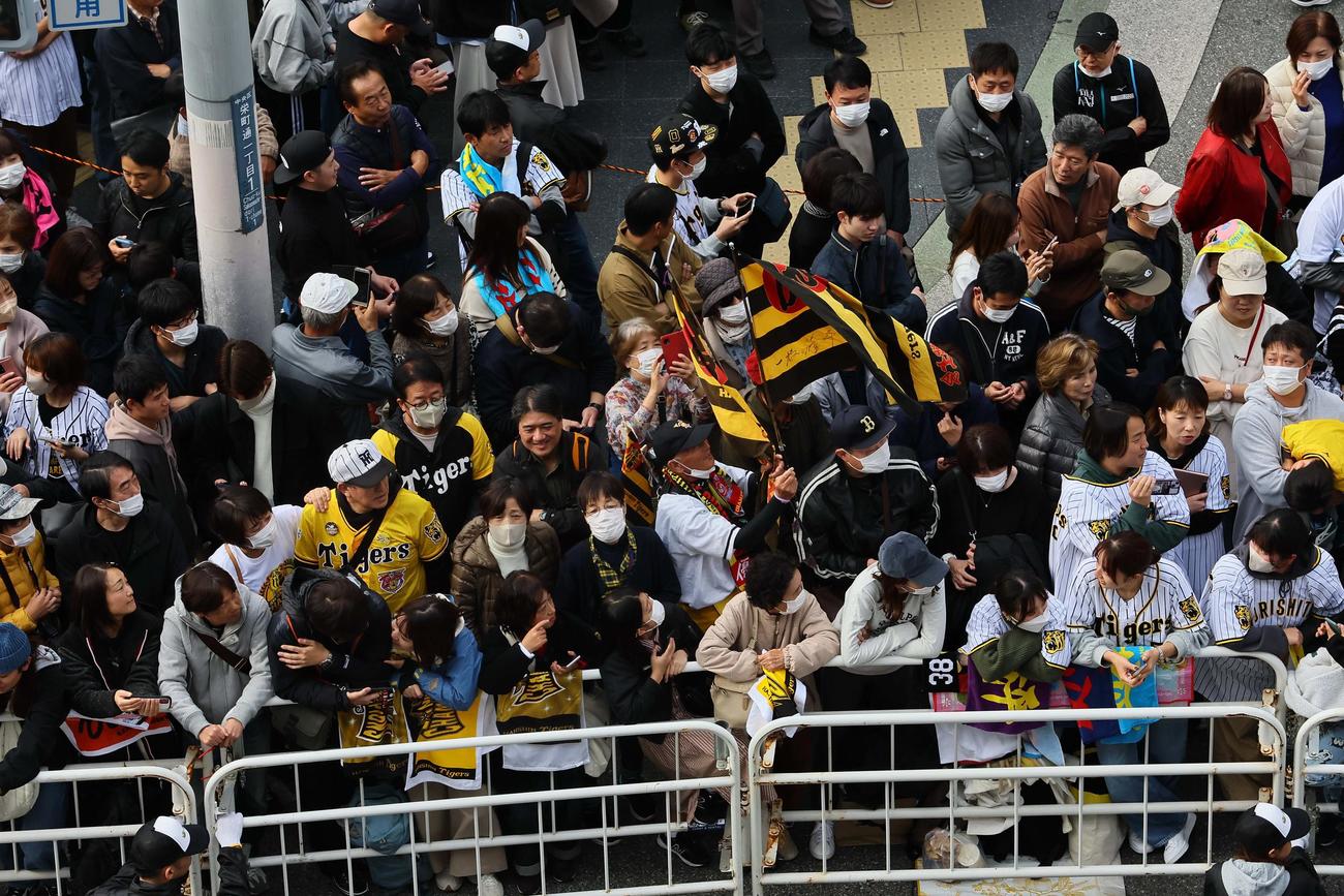 一枝修平とサイン？された旗をふるファン（撮影・上田博志）