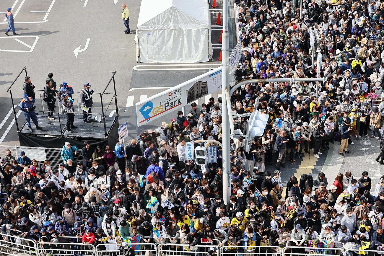 集まったファンにアナウンスするDJポリス（撮影・上田博志）