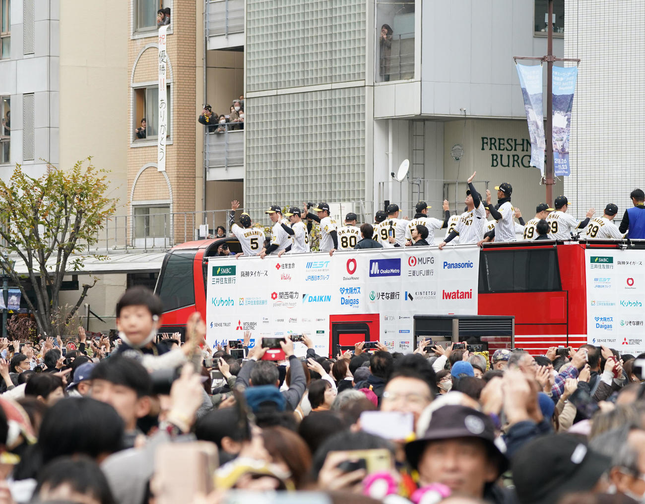 神戸市内をパレードする阪神ナインと手を振る詰めかけたファン（撮影・森本幸一）