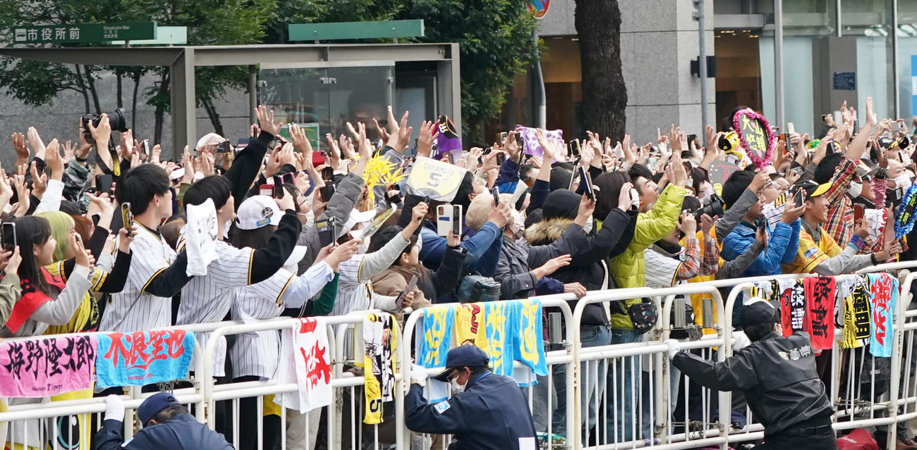 パレードする阪神ナインに手を振る沿道に詰めかけたファン（撮影・森本幸一）
