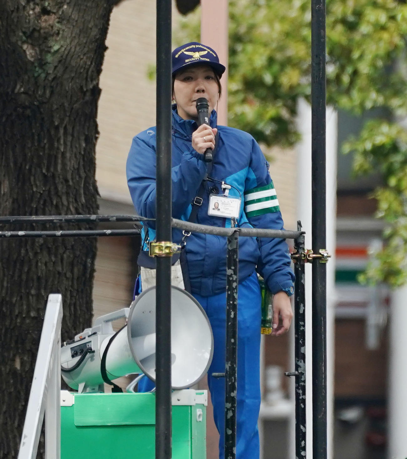 パレードに詰めかけたファンを誘導する警察官（撮影・森本幸一）