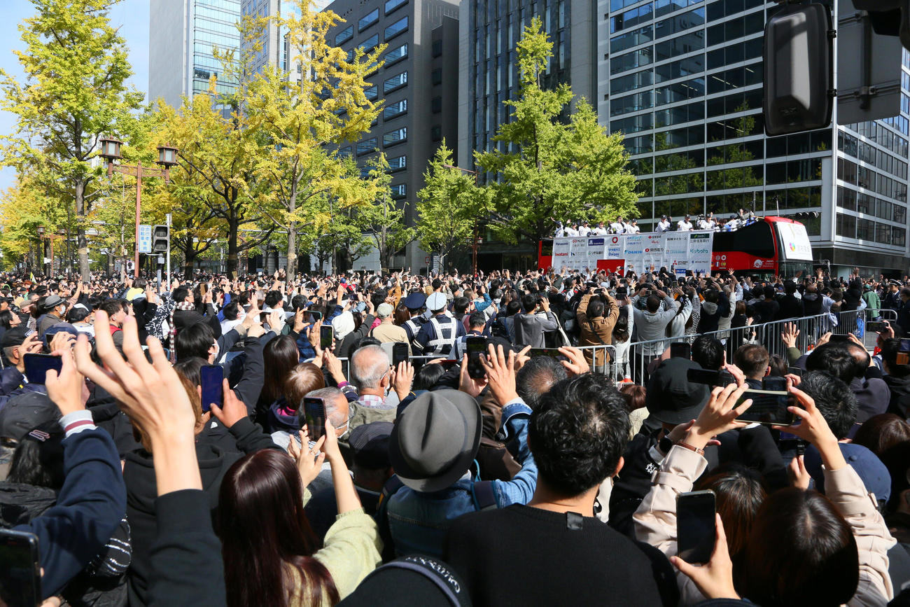 多くのファンに見守られながら優勝パレードをするオリックスナイン（撮影・宮崎幸一）