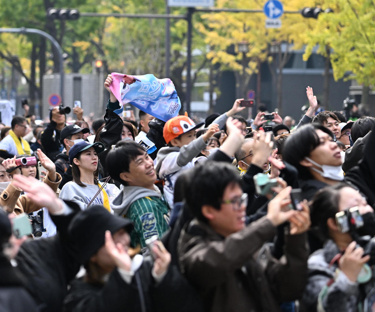 大阪御堂筋をパレード見に訪れたファン（撮影・清水貴仁）