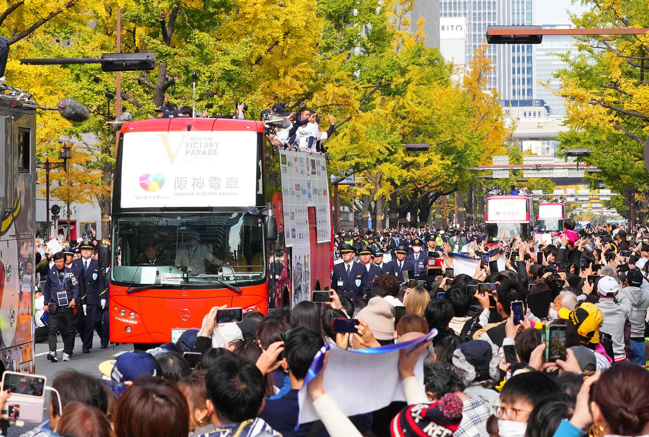 優勝パレードで沿道のファンに手を振るオリックスナイン（撮影・藤尾明華）