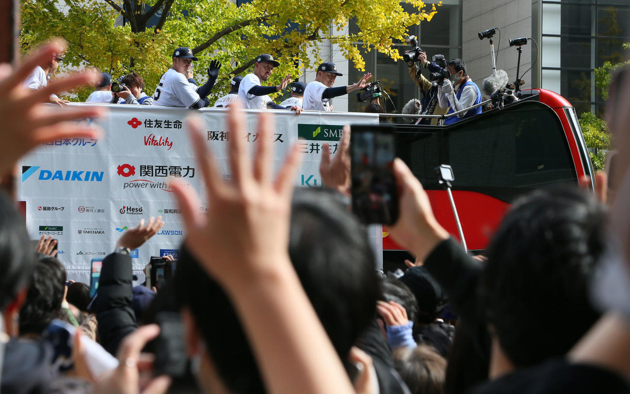 多くのファンに見守られながら優勝パレードをする中嶋聡監督（中央右）らオリックスナイン（撮影・宮崎幸一）