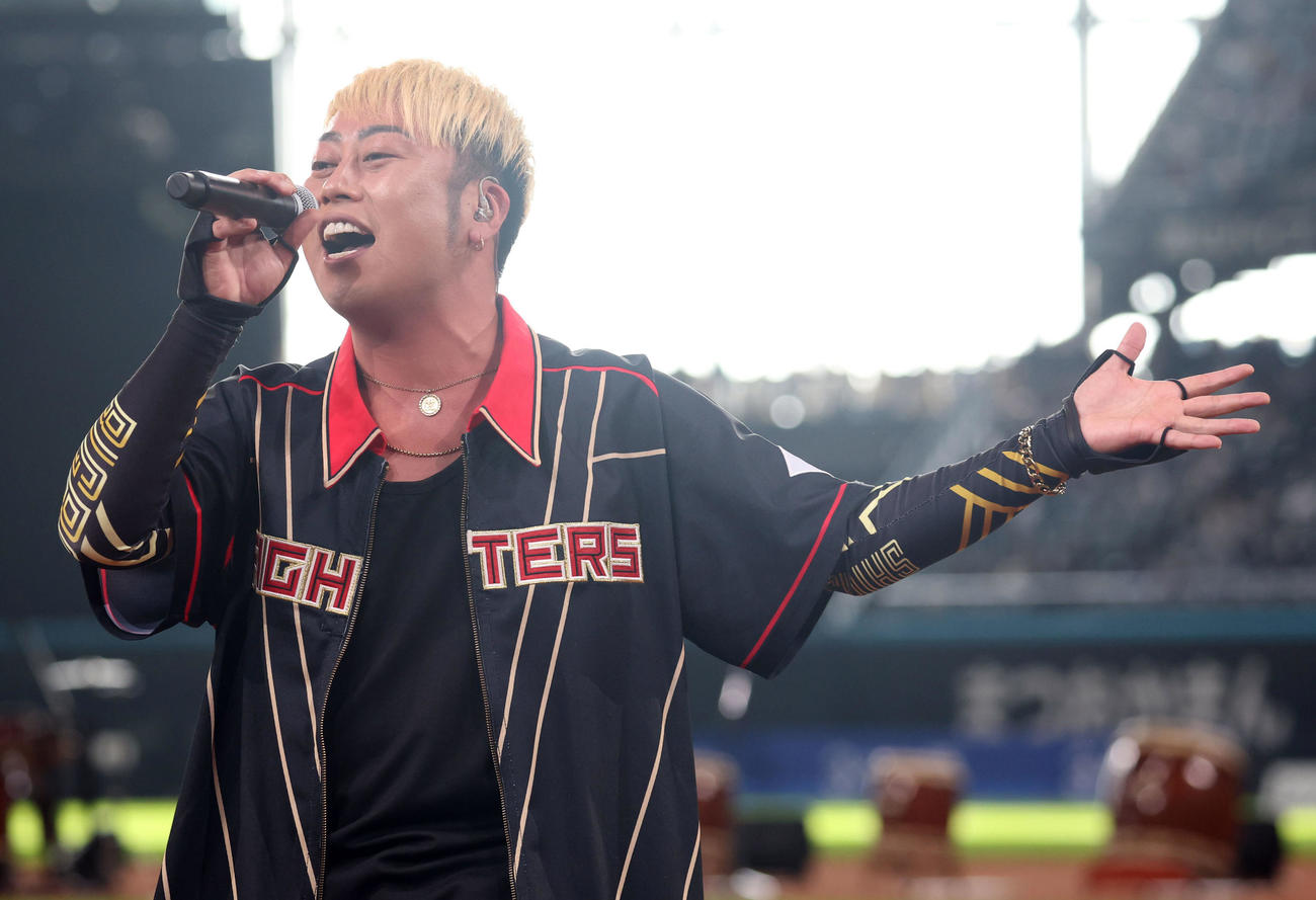 ファンフェスティバルで歌唱するHARTY（撮影・佐藤翔太）