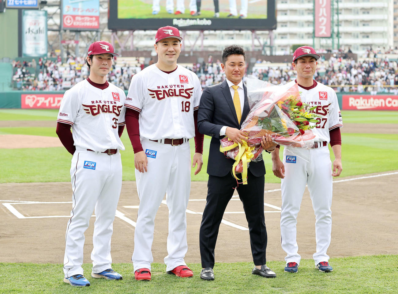 写真に納まる、左から島内、田中将、銀次、岡島（撮影・鈴木正人）