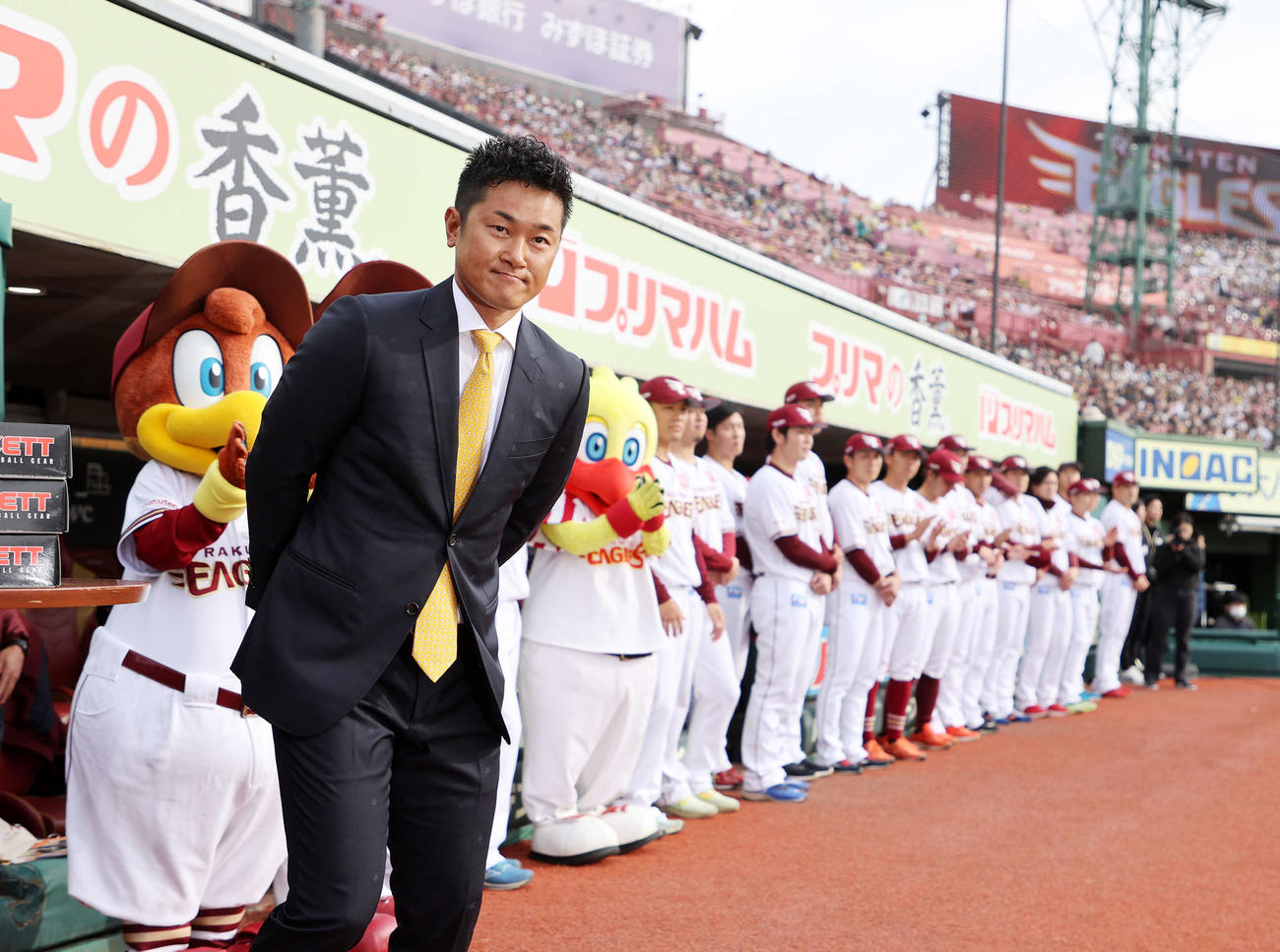 ファンに引退報告に向かう楽天銀次（撮影・鈴木正人）