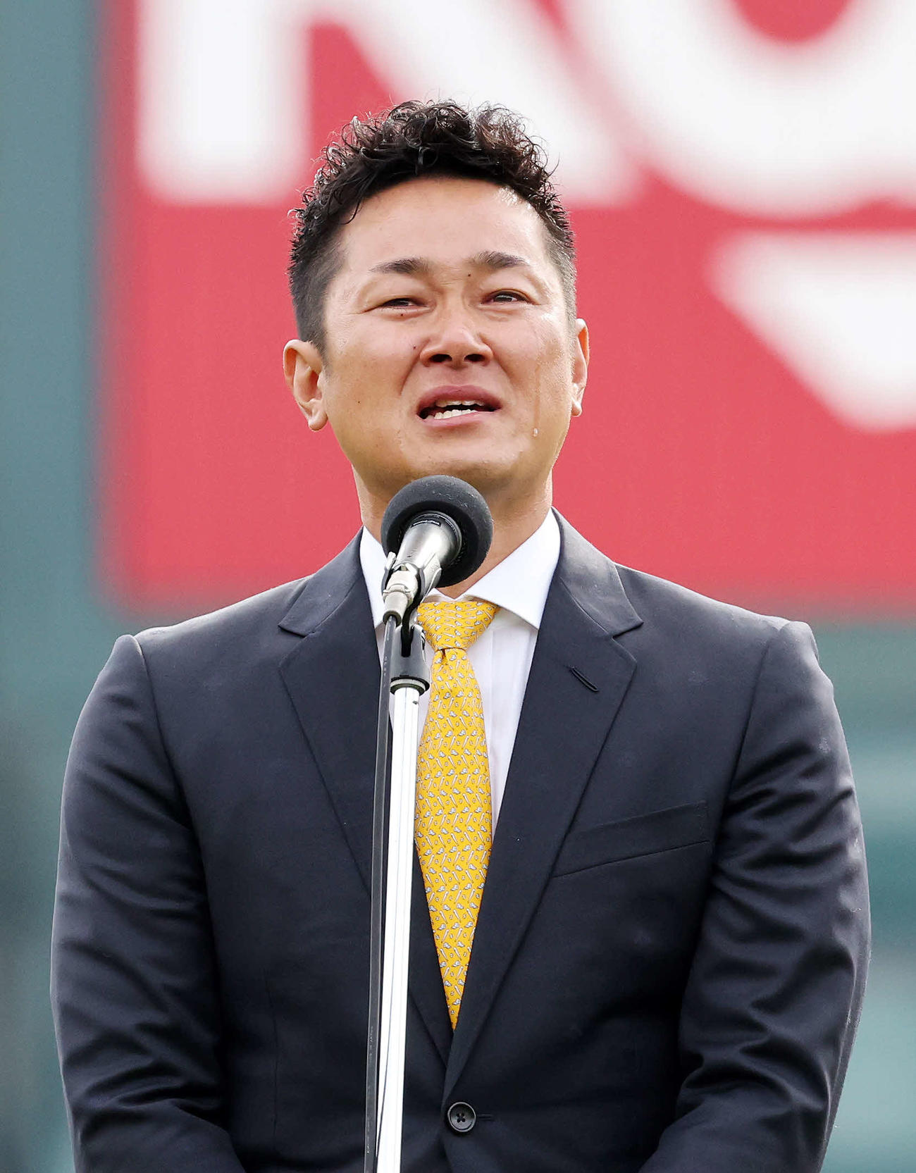 涙を流しファンに引退報告する楽天銀次（撮影・鈴木正人）