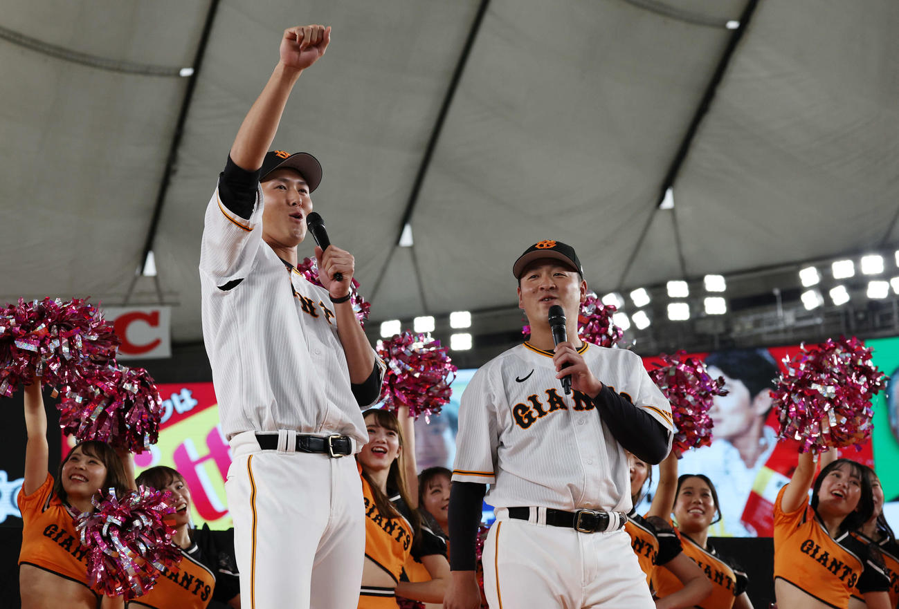開会宣言する巨人秋広（左）と岸田（撮影・宮地輝）