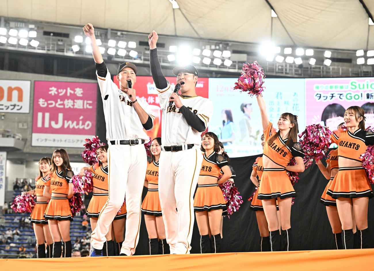 開会宣言する巨人秋広（左）と岸田（撮影・滝沢徹郎）