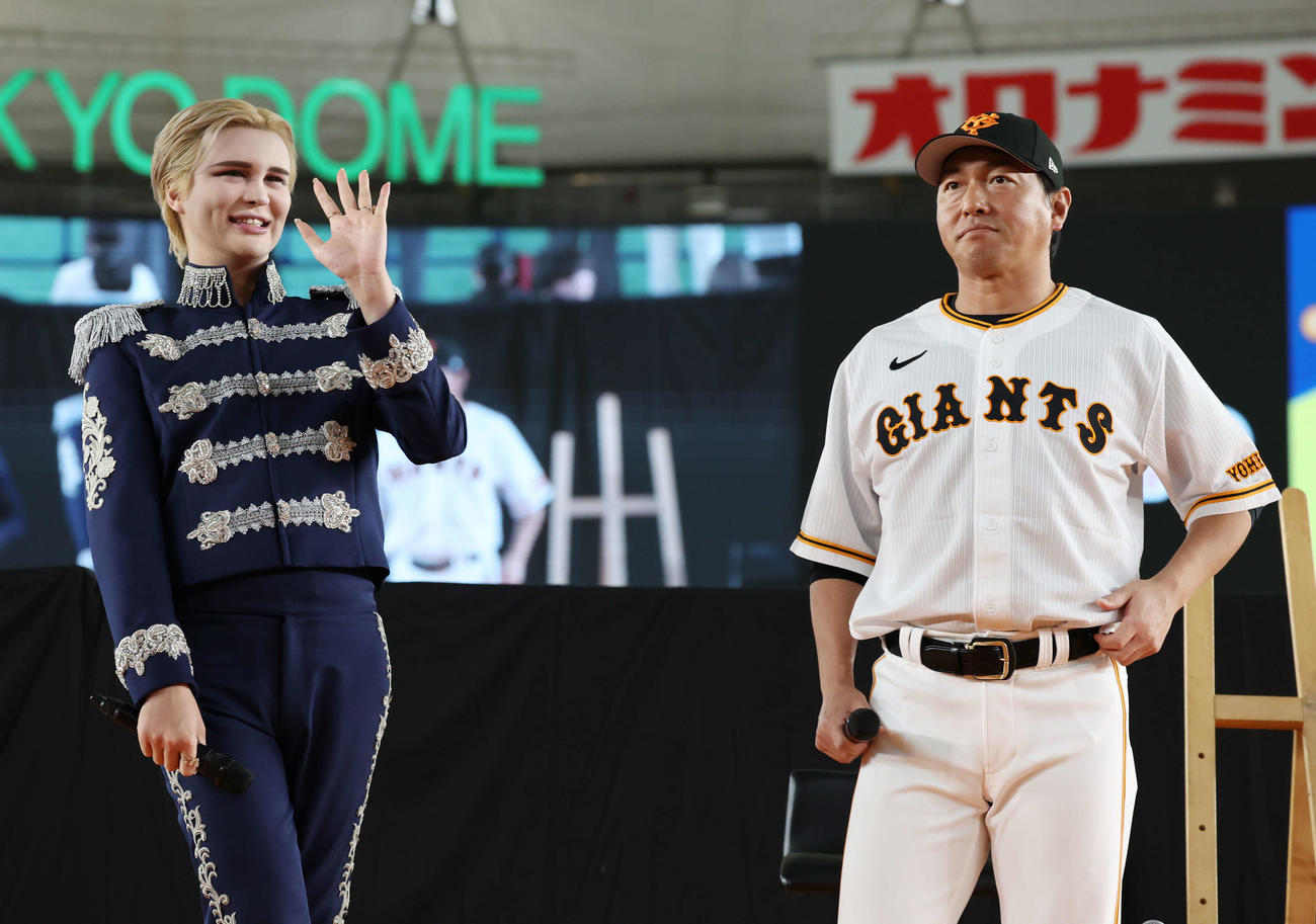 巨人ファン感謝デー　登壇したMatt（左）と巨人長野（撮影・宮地輝）