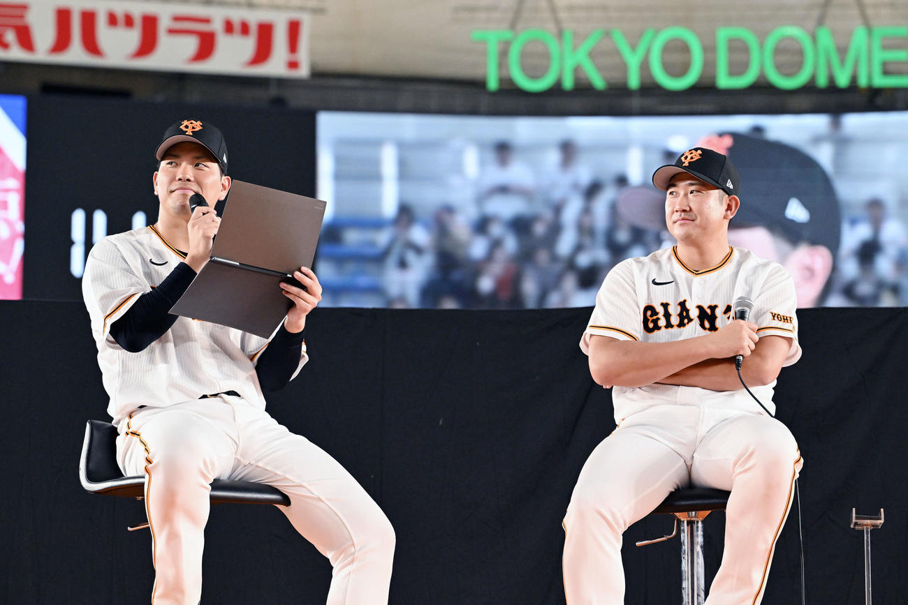 「俺についてこい！大城選手会長新たなる挑戦」でMCに挑戦する巨人大城卓（左）と見守る菅野（撮影・滝沢徹郎）
