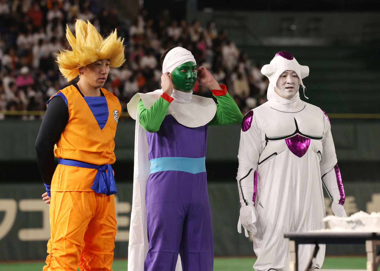 「ジャイアンツ・ファンフェスタ　2023」でドラゴンボールの仮装をする左から巨人大勢、今村、岸田（撮影・宮地輝）