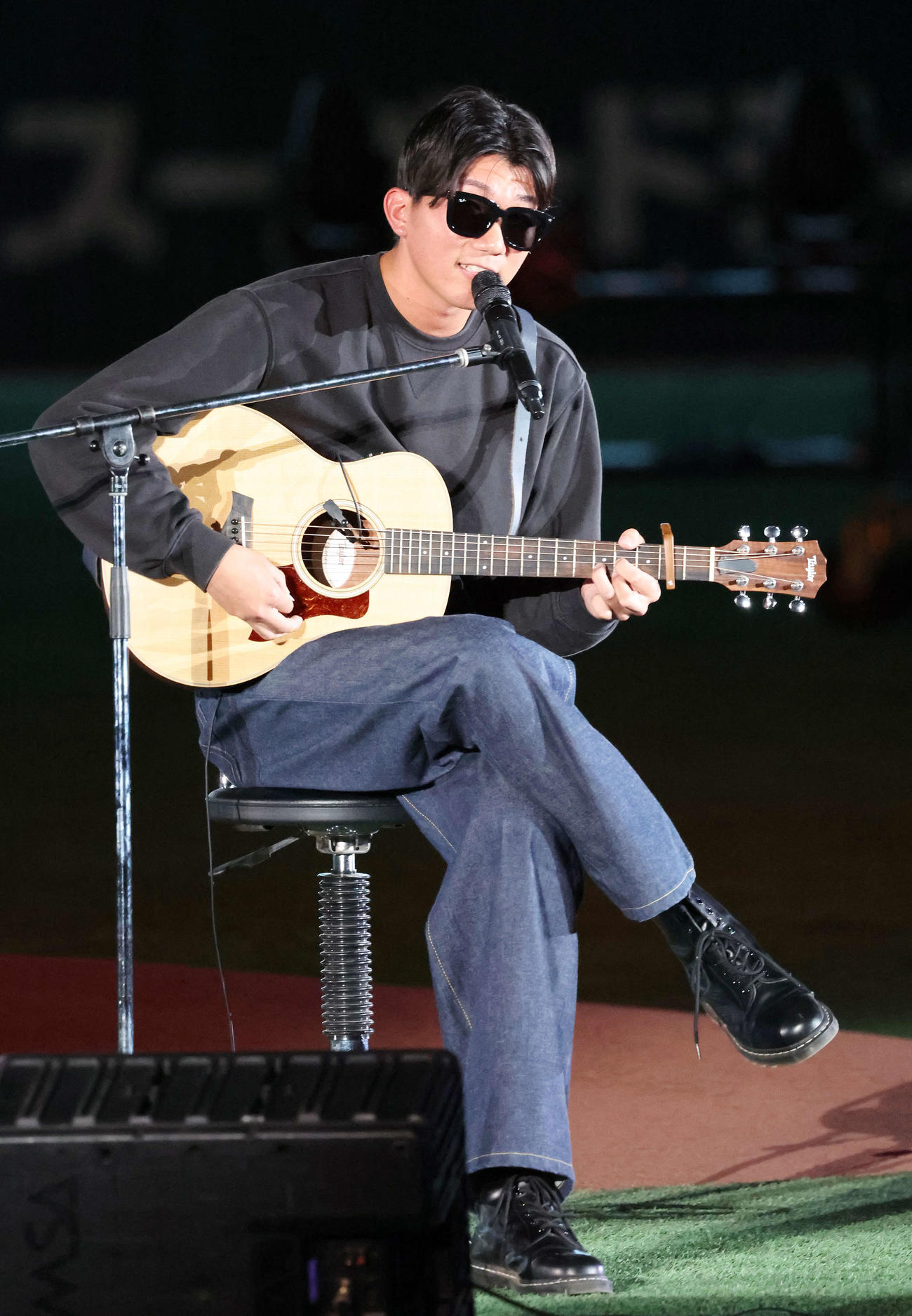 「ジャイアンツ・ファンフェスタ　2023」で弾き語りをする巨人田中千（撮影・宮地輝）