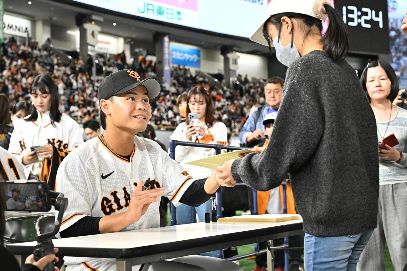 ファンにサインする巨人中山（撮影・滝沢徹郎）