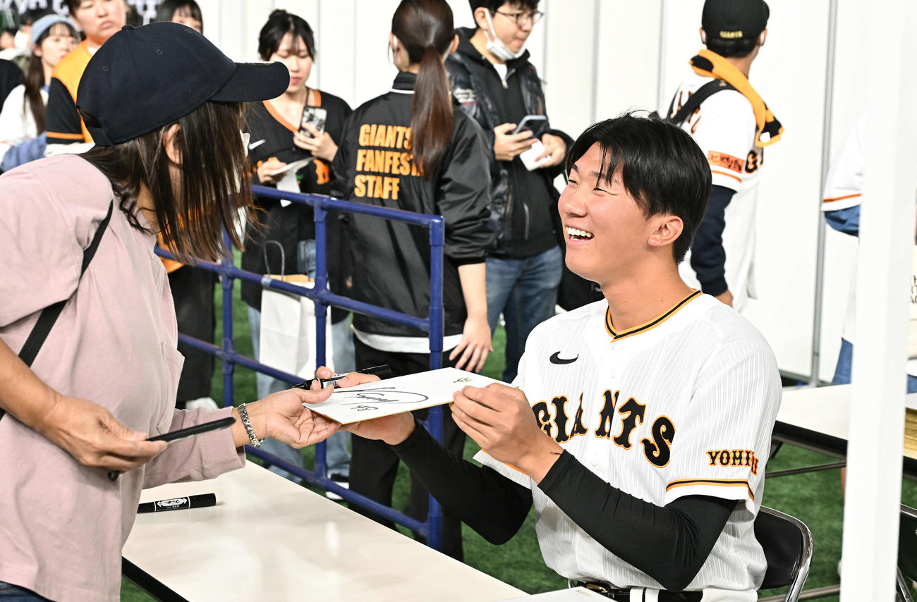 ファンにサインを手渡す巨人田中千（撮影・滝沢徹郎）
