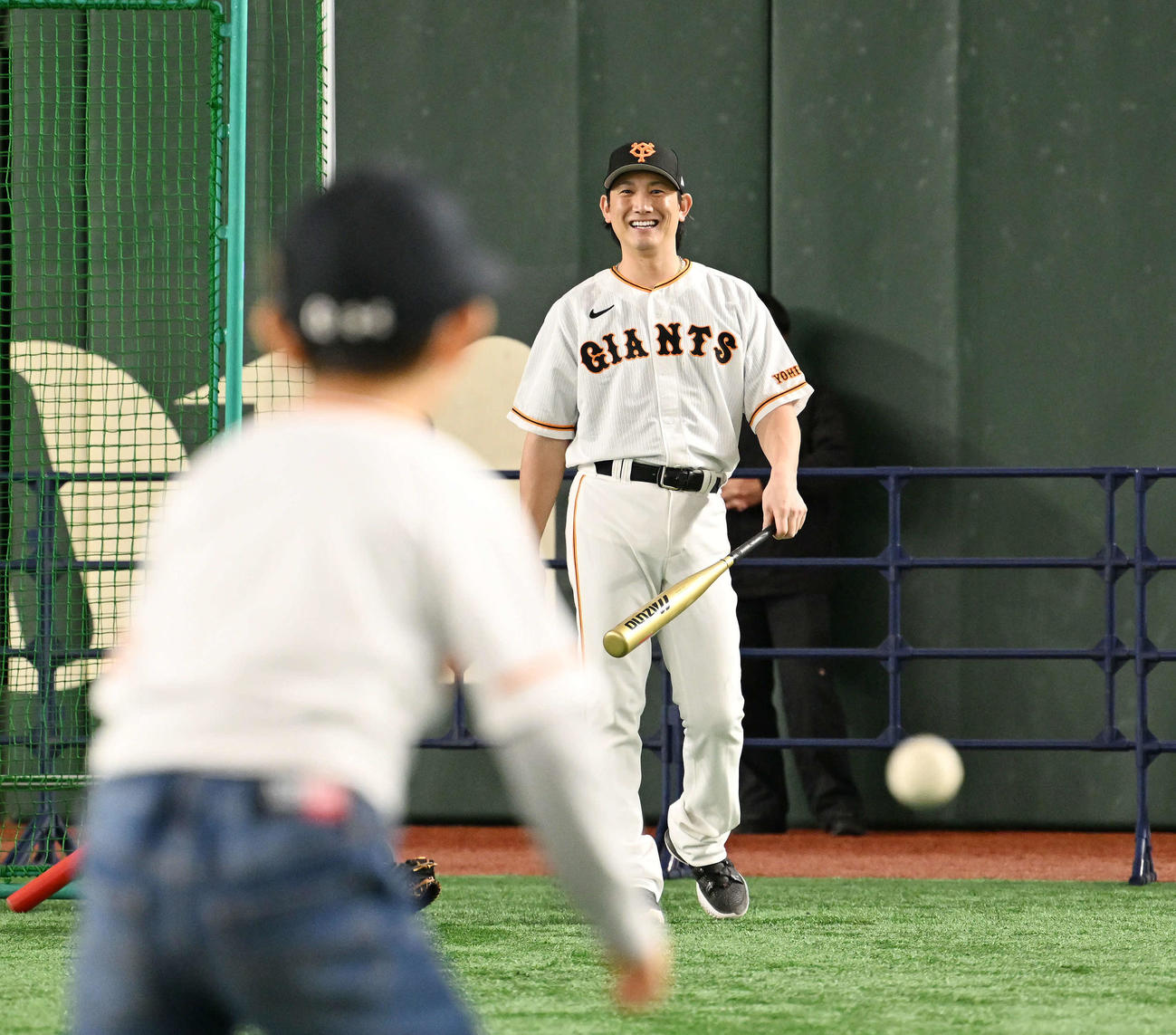 ファンにノックする巨人小林（撮影・滝沢徹郎）