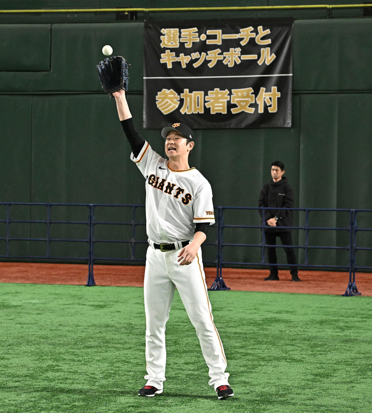 ファンとキャッチボールする巨人中川（撮影・滝沢徹郎）