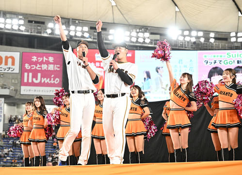開会宣言する巨人秋広（左）と岸田（撮影・滝沢徹郎）