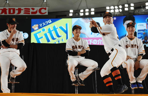 登場曲「誠」で打席に立つ巨人浅野（左から3人目）を笑顔で見守る左から亀井外野守備兼走塁コーチ、門脇、1人おいて秋広（撮影・宮地輝）