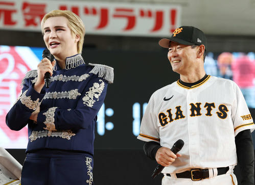 巨人ファン感謝デー　笑顔を見せるMatt（左）と巨人桑田2軍監督（撮影・宮地輝）