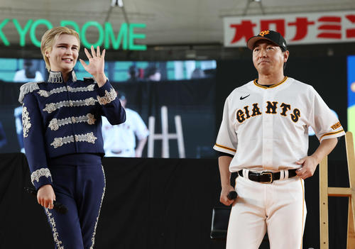 巨人ファン感謝デー　登壇したMatt（左）と巨人長野（撮影・宮地輝）