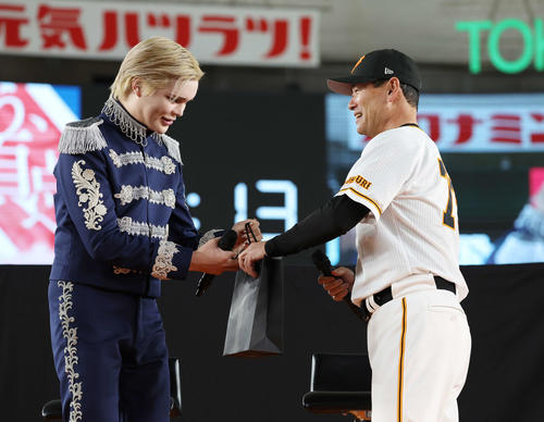 「BEAUTY ONE GP」で忘れた優勝賞品をMatt（左）に届ける桑田2軍監督（撮影・宮地輝）
