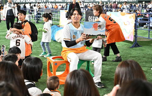 紙芝居の読み聞かせをする巨人門脇（撮影・滝沢徹郎）