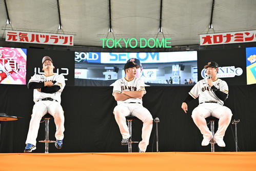 「俺についてこい！大城選手会長新たなる挑戦」のトークで巨人岡本和（右）の話しに爆笑する大城卓（左）。中央は菅野（撮影・滝沢徹郎）