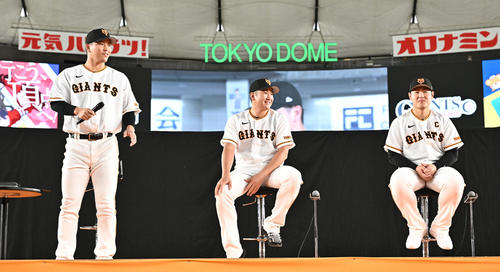 「俺についてこい！大城選手会長新たなる挑戦」であいさつする巨人大城卓（左）。中央は菅野と岡本和（撮影・滝沢徹郎）