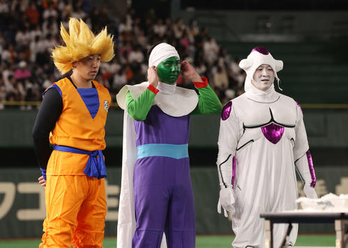 「ジャイアンツ・ファンフェスタ　2023」でドラゴンボールの仮装をする左から巨人大勢、今村、岸田（撮影・宮地輝）