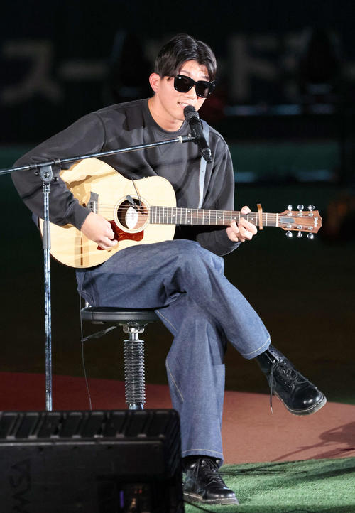 「ジャイアンツ・ファンフェスタ　2023」で弾き語りをする巨人田中千（撮影・宮地輝）