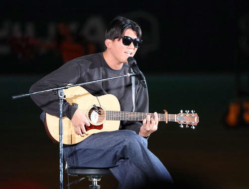 「ジャイアンツ・ファンフェスタ　2023」で弾き語りをする巨人田中千（撮影・宮地輝）