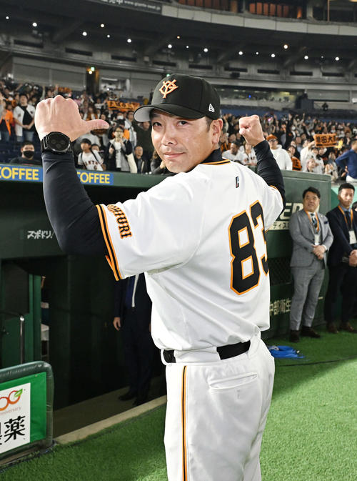 背番号「83」を披露する巨人阿部監督（撮影・滝沢徹郎）