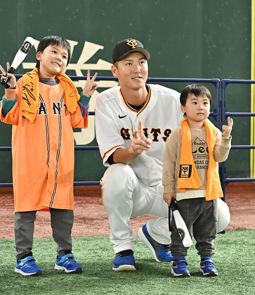 子供のファンと記念撮影する巨人秋広（撮影・滝沢徹郎）