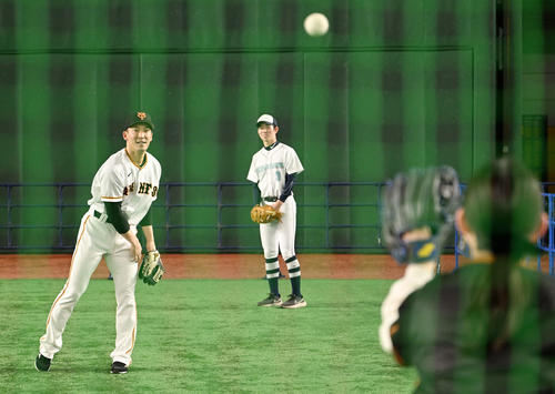 ファンとキャッチボールする巨人梶谷（撮影・滝沢徹郎）