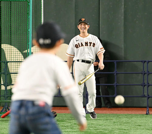 ファンにノックする巨人小林（撮影・滝沢徹郎）