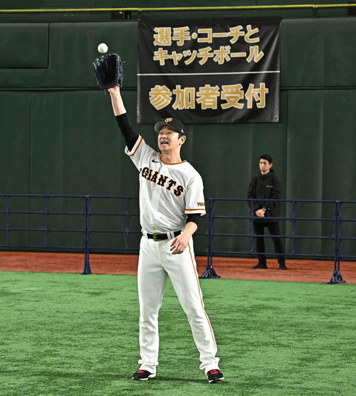 ファンとキャッチボールする巨人中川（撮影・滝沢徹郎）