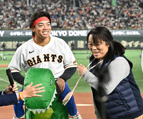 GIANTS紅白ガチンコ対決！の借り物競走で、巨人岡本和が連れてきた菊田（左）のそっくりさんは本人の母だった（撮影・滝沢徹郎）