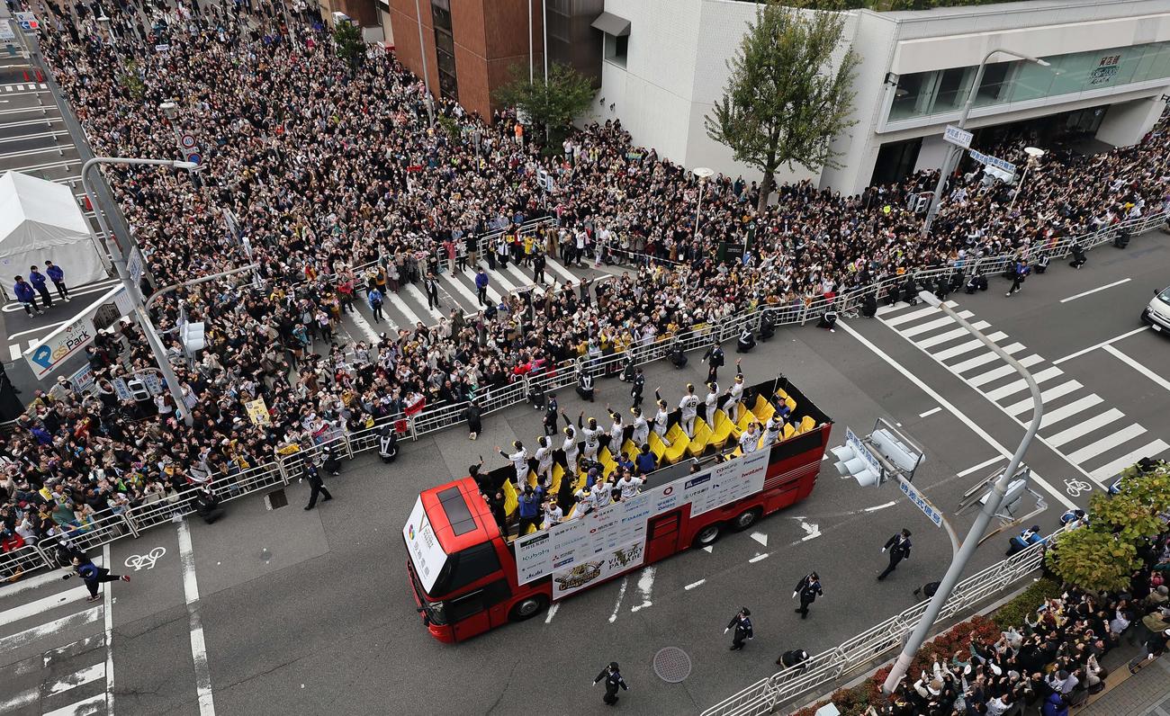 大勢のファンの歓声を受けながら神戸でVパレードをする阪神ナイン（撮影・上田博志）